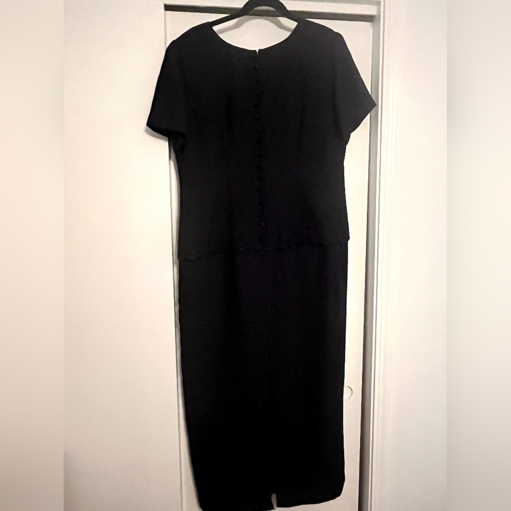 SOLD 😃 SOLD. R&M Richard’s size 16 Women’s Dress. *Color Is NAVY Blue *